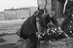 1981, Gdańsk, Polska..
Delegacja działaczy Solidarności Regionu Mazowsze składa wieniec pod Pomnikiem Poległych Stoczniowców. Na zdjęciu m.in. Seweryn Jaworski, Zbigniew Bujak.
Fot. NN, zbiory Ośrodka KARTA, udostępnił Krzysztof Frydrych.