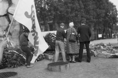 1981, Gdańsk, Polska..
Delegacja działaczy Solidarności Regionu Mazowsze składa wieniec pod Pomnikiem Poległych Stoczniowców. Na zdjęciu: Seweryn Jaworski, Halina Mikołajska i Zbigniew Bujak.
Fot. NN, zbiory Ośrodka KARTA, udostępnił Krzysztof Frydrych.