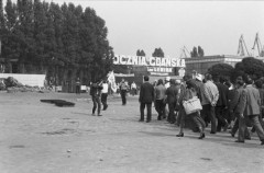 1981, Gdańsk, Polska..
Delegacja działaczy Solidarności Regionu Mazowsze idzie złożyć wieńce pod Pomnikiem Poległych Stoczniowców.
Fot. NN, zbiory Ośrodka KARTA, udostępnił Krzysztof Frydrych.