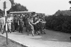 1981, Gdynia, Polska..
Delegacja działaczy Solidarności Regionu Mazowsze składa wieniec pod Pomnikiem Ofiar Grudnia 1970. W drugim rzędzie z prawej idzie Aleksander Małachowski.
Fot. NN, zbiory Ośrodka KARTA, udostępnił Krzysztof Frydrych.