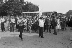1981, Gdynia, Polska..
Delegacja działaczy Solidarności Regionu Mazowsze składa wieniec pod Pomnikiem Ofiar Grudnia 1970. Z tyłu idzie Aleksander Małachowski, za nim Maciej Jankowski.
Fot. NN, zbiory Ośrodka KARTA, udostępnił Krzysztof Frydrych.