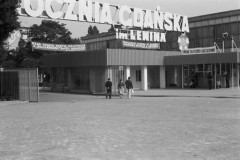 1981, Gdańsk, Polska..
Brama Stoczni Gdańskiej im. Lenina. Hasła na transparentach: 