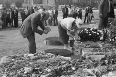 1981, Gdańsk, Polska..
Delegacja działaczy Solidarności Regionu Mazowsze pod Pomnikiem Poległych Stoczniowców.
Fot. NN, zbiory Ośrodka KARTA, udostępnił Krzysztof Frydrych.