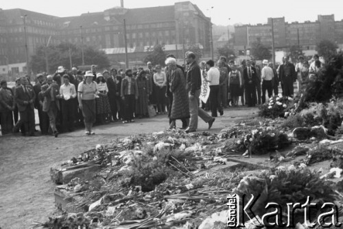 1981, Gdynia, Polska..
Delegacja działaczy Solidarności Regionu Mazowsze pod Pomnikiem Poległych Stoczniowców. Na zdjęciu m.in. Seweryn Jaworski i Halina Mikołajska.
Fot. NN, zbiory Ośrodka KARTA, udostępnił Krzysztof Frydrych.