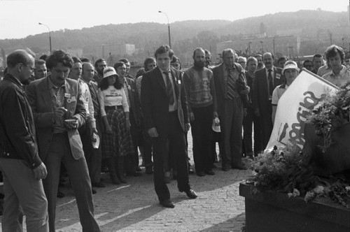 1981, Gdynia, Polska..
Delegacja działaczy Solidarności Regionu Mazowsze pod Pomnikiem Ofiar Grudnia 1970 r. Na zdjęciu m.in. Seweryn Jaworski i Zbigniew Janas oraz Zbigniew Bujak.
Fot. NN, zbiory Ośrodka KARTA, udostępnił Krzysztof Frydrych.
