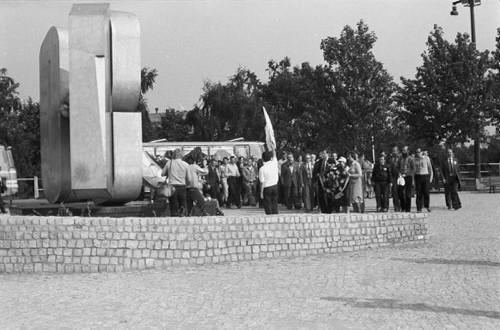1981, Gdynia, Polska..
Delegacja działaczy Solidarności Regionu Mazowsze, m.in. Zbigniew Bujak, składa wieniec pod Pomnikiem Ofiar Grudnia 1970 r. 
Fot. NN, zbiory Ośrodka KARTA, udostępnił Krzysztof Frydrych.