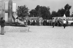 1981, Gdynia, Polska..
Delegacja działaczy Solidarności Regionu Mazowsze składa wieniec pod Pomnikiem Ofiar Grudnia 1970 r. 
Fot. NN, zbiory Ośrodka KARTA, udostępnił Krzysztof Frydrych.