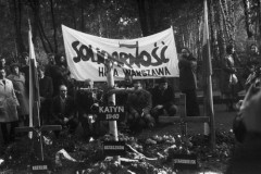 1980-1981, Warszawa, Polska..
Uroczystość w miejscu symbolicznego grobu Polaków pomordowanych w Katyniu, Starobielsku i Ostaszkowie. Na zdjęciu ludzie przy grobie, w tle transparent Huty Warszawa.
Fot. NN, zbiory Ośrodka Karta, udostępnił Krzysztof Frydrych.