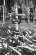 1980-1981, Warszawa, Polska..
Uroczystość w miejscu symbolicznego grobu Polaków pomordowanych w Katyniu, Starobielsku i Ostaszkowie. Na zdjęciu krzyż i kwiaty na grobie.
Fot. NN, zbiory Ośrodka Karta, udostępnił Krzysztof Frydrych.