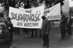 lata 80-te, Warszawa, Polska..
Uroczystość w miejscu symbolicznego grobu Polaków pomordowanych w Katyniu, Starobielsku i Ostaszkowie. Na zdjęciu pracownicy Huty Warszawa z transparentem.
Fot. NN, zbiory Ośrodka Karta, udostępnił Krzysztof Frydrych.