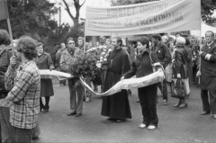 lata 80-te, Warszawa, Polska..
Uroczystość w miejscu symbolicznego grobu Polaków pomordowanych w Katyniu, Starobielsku i Ostaszkowie. Na zdjęciu transparent Komitetu Obrony Więzionych za Przekonania.
Fot. NN, zbiory Ośrodka Karta, udostępnił Krzysztof Frydrych.