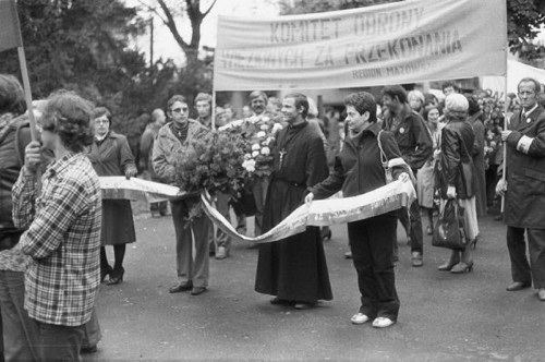 lata 80-te, Warszawa, Polska..
Uroczystość w miejscu symbolicznego grobu Polaków pomordowanych w Katyniu, Starobielsku i Ostaszkowie. Na zdjęciu transparent Komitetu Obrony Więzionych za Przekonania.
Fot. NN, zbiory Ośrodka Karta, udostępnił Krzysztof Frydrych.
