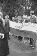 lata 80-te, Warszawa, Polska..
Uroczystość w miejscu symbolicznego grobu Polaków pomordowanych w Katyniu, Starobielsku i Ostaszkowie. Na zdjęciu ludzie z flagą.
Fot. NN, zbiory Ośrodka Karta, udostępnił Krzysztof Frydrych.