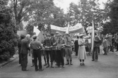 lata 80-te, Warszawa, Polska..
Uroczystość w miejscu symbolicznego grobu Polaków pomordowanych w Katyniu, Starobielsku i Ostaszkowie. Na zdjęciu harcerze, w tle flaga polska z napisem Konfederacja Polski Niepodległej.
Fot. NN, zbiory Ośrodka Karta, udostępnił Krzysztof Frydrych.