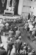 Styczeń 1981, Rzeszów, Polska..
Msza święta koncelebrowana dla strajkujących rolników w siedzibie byłej WRZZ (Wojewódzka Rada Związków Zawodowych) w Rzeszowie. Rolnicy okupowali budynek domagając sie rejestracji NSZZ Solidarność Rolników Indywidualnych oraz sprawiedliwego podziału majątku po WRZZ. Przed podwyższeniem, na którym ustawiono ołtarz, stoi Lech Wałęsa przemawiający do rolników.
Fot. NN, zbiory Ośrodka KARTA, udostępnił Krzysztof Frydrych.