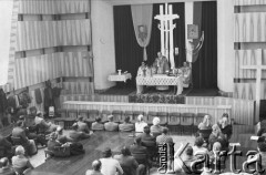 Styczeń 1981, Rzeszów, Polska..
Msza święta koncelebrowana dla strajkujących rolników w siedzibie byłej WRZZ (Wojewódzka Rada Związków Zawodowych) w Rzeszowie. Rolnicy okupowali budynek domagając sie rejestracji NSZZ Solidarność Rolników Indywidualnych oraz sprawiedliwego podziału majątku po WRZZ.
Fot. NN, zbiory Ośrodka KARTA, udostępnił Krzysztof Frydrych.
