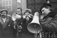 10.02.1981, Warszawa, Polska..
Manifestacja rolników w związku z rozprawą rewizyjną w sprawie rejestracji Niezależnego Samorządnego Związku Zawodowego Rolników Indywidualnych. Na zdjęciu m.in.: poeta ludowy Władysław Szypuła z megafonem.
Fot. NN, zbiory Ośrodka KARTA, udostępnił Krzysztof Frydrych.
