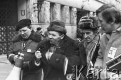 10.02.1981, Warszawa, Polska..
Manifestacja rolników w związku z rozprawą rewizyjną w sprawie rejestracji Niezależnego Samorządnego Związku Zawodowego Rolników Indywidualnych. Na zdjęciu m.in.: poeta ludowy Władysław Szypuła (drugi od lewej).
Fot. NN, zbiory Ośrodka KARTA, udostępnił Krzysztof Frydrych.
