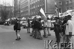 10.02.1981, Warszawa, Polska..
Manifestacja rolników w związku z rozprawą rewizyjną w sprawie rejestracji Niezależnego Samorządnego Związku Zawodowego Rolników Indywidualnych. Na zdjęciu grupa Górali z flagami, w tle manifestanci z transparentami.
Fot. NN, zbiory Ośrodka KARTA, udostępnił Krzysztof Frydrych.

