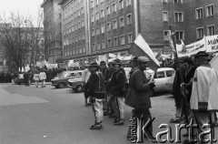 10.02.1981, Warszawa, Polska..
Manifestacja rolników w związku z rozprawą rewizyjną w sprawie rejestracji Niezależnego Samorządnego Związku Zawodowego Rolników Indywidualnych. Na zdjęciu grupa Górali z flagami, w tle manifestanci z transparentami.
Fot. NN, zbiory Ośrodka KARTA, udostępnił Krzysztof Frydrych.

