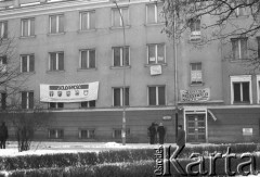 Styczeń 1981, Rzeszów, Polska..
Strajk rolników w siedzibie byłej WRZZ (Wojewódzka Rada Związków Zawodowych) w Rzeszowie. Rolnicy okupowali budynek domagając sie rejestracji NSZZ Solidarność Rolników Indywidualnych oraz sprawiedliwego podziału majątku po WRZZ. Na zdjęciu siedziba WRZZ.
Fot. NN, zbiory Ośrodka KARTA, udostępnił Krzysztof Frydrych.