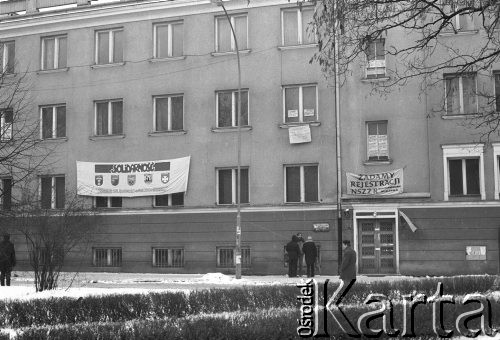 Styczeń 1981, Rzeszów, Polska..
Strajk rolników w siedzibie byłej WRZZ (Wojewódzka Rada Związków Zawodowych) w Rzeszowie. Rolnicy okupowali budynek domagając sie rejestracji NSZZ Solidarność Rolników Indywidualnych oraz sprawiedliwego podziału majątku po WRZZ. Na zdjęciu siedziba WRZZ.
Fot. NN, zbiory Ośrodka KARTA, udostępnił Krzysztof Frydrych.