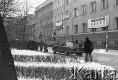 Styczeń 1981, Rzeszów, Polska..
Strajk rolników w siedzibie byłej WRZZ (Wojewódzka Rada Związków Zawodowych) w Rzeszowie. Rolnicy okupowali budynek domagając sie rejestracji NSZZ Solidarność Rolników Indywidualnych oraz sprawiedliwego podziału majątku po WRZZ. Na zdjęciu siedziba WRZZ.
Fot. NN, zbiory Ośrodka KARTA, udostępnił Krzysztof Frydrych.
