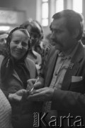 Styczeń 1981, Rzeszów, Polska..
Strajk rolników w siedzibie byłej WRZZ (Wojewódzka Rada Związków Zawodowych) w Rzeszowie, na zdjęciu Lech Wałęsa składający autograf.
Fot. NN, zbiory Ośrodka Karta, udostępnił Krzysztof Frydrych.