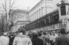 Marzec 1981, Warszawa, Polska..
Wiec studentów, którzy zebrali się na dziedzińcuUniwersytetu Warszawskiego, aby upamiętnić wydarzenia Marca 1968 r. 
Fot. NN, zbiory Ośrodka KARTA, udostępnił Krzysztof Frydrych.