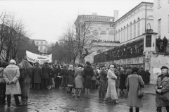 Marzec 1981, Warszawa, Polska..
Wiec studentów, którzy zebrali się na dziedzińcuUniwersytetu Warszawskiego, aby upamiętnić wydarzenia Marca 1968 r. 
Fot. NN, zbiory Ośrodka KARTA, udostępnił Krzysztof Frydrych.