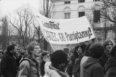 Marzec 1981, Warszawa, Polska..
Wiec studentów, którzy zebrali sie na dziedzińcuUniwersytetu Warszawskiego aby upamiętnić wydarzenia Marca 1968 r. Na zdjęciu studenci z transparentem: 