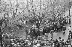 Marzec 1981, Warszawa, Polska..
Wiec studentów, którzy zebrali się na dziedzińcuUniwersytetu Warszawskiego, aby upamiętnić wydarzenia Marca 1968 r. 
Fot. NN, zbiory Ośrodka KARTA, udostępnił Krzysztof Frydrych.