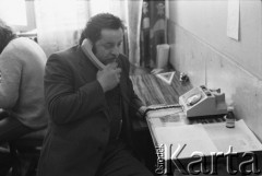 styczeń 1981, Rzeszów, Polska..
Strajk rolników w siedzibie byłej WRZZ (Wojewódzka Rada Związków Zawodowych) w Rzeszowie. Rolnicy okupowali budynek domagając się rejestracji Związku Solidarność Wiejska oraz sprawiedliwego podziału majątku po WRZZ. Na zdjęciu przewodniczący MKZ Solidarność Antoni Kopaczewski rozmawia przez telefon.
Fot. NN, zbiory Ośrodka KARTA, udostępnił Krzysztof Frydrych.