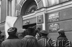 Styczeń 1981, Rzeszów, Polska..
Strajk rolników w siedzibie byłej WRZZ (Wojewódzka Rada Związków Zawodowych) w Rzeszowie. Rolnicy okupowali budynek domagając sie rejestracji NSZZ Solidarność Rolników Indywidualnych oraz sprawiedliwego podziału majątku po WRZZ. Na zdjęciu rolnicy zawieszający biało-czerwoną flagę.
Fot. NN, zbiory Ośrodka KARTA, udostępnił Krzysztof Frydrych.