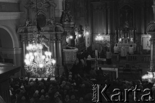 Styczeń 1981, Rzeszów, Polska..
Strajk rolników w siedzibie byłej WRZZ (Wojewódzka Rada Związków Zawodowych) w Rzeszowie. Na zdjęciu msza święta w kościele w intencji strajkujących.
Fot. NN, zbiory Ośrodka KARTA, udostępnił Krzysztof Frydrych.
