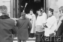 Styczeń 1981, Rzeszów, Polska..
Strajk rolników w siedzibie byłej WRZZ (Wojewódzka Rada Związków Zawodowych) w Rzeszowie. Na zdjęciu ksiądz święci krzyż, który przynieśli protestujący rolnicy.
Fot. NN, zbiory Ośrodka KARTA, udostępnił Krzysztof Frydrych.