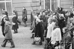 Styczeń 1981, Rzeszów, Polska..
Strajk rolników w siedzibie byłej WRZZ (Wojewódzka Rada Związków Zawodowych) w Rzeszowie. Na zdjęciu procesja z obrazem przed siedzibą WRZZ.
Fot. NN, zbiory Ośrodka KARTA, udostępnił Krzysztof Frydrych.