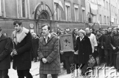 Styczeń 1981, Rzeszów, Polska..
Strajk rolników w siedzibie byłej WRZZ (Wojewódzka Rada Związków Zawodowych) w Rzeszowie. Na zdjęciu procesja z obrazem Matki Boskiej z Dzieciątkiem przed siedzibą WRZZ.
Fot. NN, zbiory Ośrodka KARTA, udostępnił Krzysztof Frydrych.

