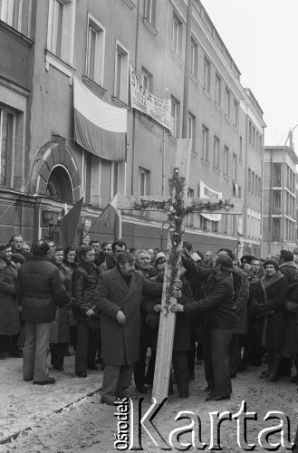 Styczeń 1981, Rzeszów, Polska..
Strajk rolników w siedzibie byłej WRZZ (Wojewódzka Rada Związków Zawodowych) w Rzeszowie. Na zdjęciu procesja z krzyżem przed siedzibą WRZZ.
Fot. NN, zbiory Ośrodka KARTA, udostępnił Krzysztof Frydrych.
