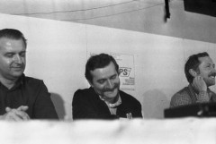 Wrzesień lub październik 1981, Gdańsk, Polska..
Konferencja prasowa BIPS (Biuro Informacji Prasowej Solidarność) podczas I Krajowego Zjazdu Delegatów NSZZ „Solidarność”. Na zdjęciu Marian Jurczyk, Lech Wałęsa i Janusz Onyszkiewicz.
Fot. NN, zbiory Ośrodka KARTA, udostępnił Krzysztof Frydrych.
