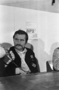 Wrzesień lub październik 1981, Gdańsk, Polska..
Konferencja prasowa BIPS (Biuro Informacji Prasowej Solidarność) podczas I Krajowego Zjazdu Delegatów NSZZ „Solidarność”. Na zdjęciu Lech Wałęsa.
Fot. NN, zbiory Ośrodka KARTA, udostępnił Krzysztof Frydrych.
