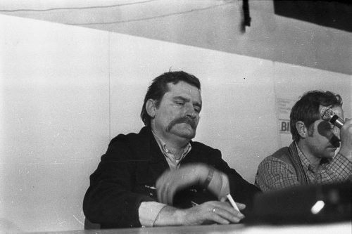 Wrzesień lub październik 1981, Gdańsk, Polska..
Konferencja prasowa BIPS (Biuro Informacji Prasowej Solidarność) podczas I Krajowego Zjazdu Delegatów NSZZ „Solidarność”. Na zdjęciu Lech Wałęsa.
Fot. NN, zbiory Ośrodka KARTA, udostępnił Krzysztof Frydrych.
