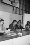 Wrzesień lub październik 1981, Gdańsk, Polska..
Konferencja prasowa BIPS (Biuro Informacji Prasowej Solidarność) podczas I Krajowego Zjazdu Delegatów NSZZ „Solidarność”. Na zdjęciu m.in. Janusz Onyszkiewicz i Jan Rulewski.
Fot. NN, zbiory Ośrodka KARTA, udostępnił Krzysztof Frydrych.
