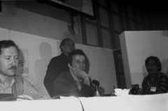 Wrzesień lub październik 1981, Gdańsk, Polska..
Konferencja prasowa BIPS (Biuro Informacji Prasowej Solidarność) podczas I Krajowego Zjazdu Delegatów NSZZ „Solidarność”. Na zdjęciu siedzą od lewej: Janusz Onyszkiewicz i Jan Rulewski.
Fot. NN, zbiory Ośrodka KARTA, udostępnił Krzysztof Frydrych.
