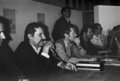 Wrzesień lub październik 1981, Gdańsk, Polska..
Konferencja prasowa BIPS (Biuro Informacji Prasowej Solidarność) podczas I Krajowego Zjazdu Delegatów NSZZ „Solidarność”. Na zdjęciu siedzą od lewej: Lech Wałęsa, Janusz Onyszkiewicz i Jan Rulewski, stoi ochroniarz Wałęsy Henryk Mażul.
Fot. NN, zbiory Ośrodka KARTA, udostępnił Krzysztof Frydrych.
