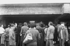 Wrzesień lub październik 1981, Gdańsk, Polska..
Obrady I Krajowego Zjazdu Delegatów NSZZ „Solidarność”, delegaci przed wejściem do Hali Olivii.
Fot. NN, zbiory Ośrodka KARTA, udostępnił Krzysztof Frydrych.
