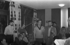 Wrzesień lub październik 1981, Gdańsk, Polska..
Konferencja prasowa BIPS (Biuro Informacji Prasowej Solidarność) podczas I Krajowego Zjazdu Delegatów NSZZ „Solidarność”. Na zdjęciu m.in. Zbigniew Bujak i Bronisław Geremek.
Fot. NN, zbiory Ośrodka KARTA, udostępnił Krzysztof Frydrych.