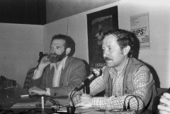 Wrzesień lub październik 1981, Gdańsk, Polska..
Konferencja prasowa BIPS (Biuro Informacji Prasowej Solidarność) podczas I Krajowego Zjazdu Delegatów NSZZ „Solidarność”. Na zdjęciu Janusz Onyszkiewicz i Bronisław Geremek.
Fot. NN, zbiory Ośrodka KARTA, udostępnił Krzysztof Frydrych.