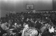 Wrzesień lub październik 1981, Gdańsk, Polska..
Konferencja prasowa BIPS (Biuro Informacji Prasowej Solidarność) podczas I Krajowego Zjazdu Delegatów NSZZ „Solidarność”. 
Fot. NN, zbiory Ośrodka KARTA, udostępnił Krzysztof Frydrych.