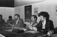 Wrzesień lub październik 1981, Gdańsk, Polska..
Konferencja prasowa BIPS (Biuro Informacji Prasowej Solidarność) podczas I Krajowego Zjazdu Delegatów NSZZ „Solidarność”. Na zdjęciu siedzą od prawej: Bogdan Lis, Janusz Onyszkiewicz i Bronisław Geremek.
Fot. NN, zbiory Ośrodka KARTA, udostępnił Krzysztof Frydrych.